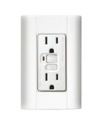 Bticino Tomacorriente con ICFTl E6028GFBNRG6, 2 Enchufes, 125V, 15A, Blanco 