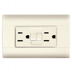 Bticino Tomacorriente con ICFTl E6028GFG6, 2 Enchufes, 125V, 15A, Crema 