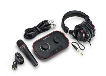 Focusrite Kit Interfaz de Audio Vocaster One Studio, 1x XLR, 1x 3.5mm, Negro - incluye Micrófono, Audífonos y Cable XLR 