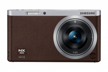 Cámara Digital Samsung NX Mini, Smart Cámara Pantalla Táctil Flip Up, 20.5MP, WiFi, Café 