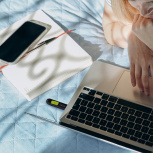 Memoria USB Adata UC300, 32GB, USB 3.2, Lectura 100 MB/s, Negro/Verde image