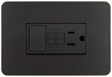Bticino Tomacorriente JB4028GFAG6Q, 1 Enchufes, 125V, 15A, Negro