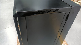 Enson Gabinete para Pared Abatible con Puerta 19", 22U, Negro ― Tiene varios golpes