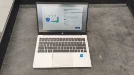 Laptop HP 240 G10 AL2Q5LT, 14" 1920x1080 Full HD, Intel Core i5-1335U, 8GB, 512GB SSD, Windows 11 Home, Español ― El equipo presenta líneas horizontales en un costado de la pantalla, causadas por presión.