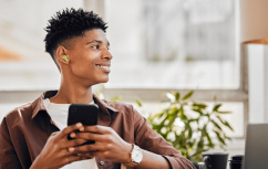 JVC Audífonos Intrauriculares con Micrófono Gumy, Inalámbrico, Bluetooth, USB-C, Verde - Imagen adicional 5