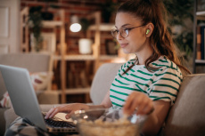 JVC Audífonos Intrauriculares con Micrófono Gumy, Inalámbrico, Bluetooth, USB-C, Verde - Imagen adicional 6