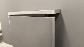 Lenovo ThinkCentre neo 50a 24 Gen 5 All-in-One 23.8", Intel Core i7-13620H, 16GB, 512GB SSD, Windows 11 Pro ― El brazo trasero está desnivelado, causando que la pantalla no quede derecha.