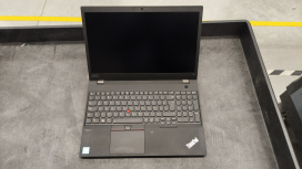 Laptop Lenovo ThinkPad T15 G2 15.6" 1920x1080 Full HD, Intel Core i5-1145G7, 16GB, 256GB SSD, Windows 10 Pro, Español ― Equipo de trabajo utilizado en oficina, con detalles esteticos.