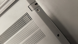 Laptop Gamer Lenovo LOQ 15" 9na Gen, 15.6" 1920x1080 Full HD, Intel Core 7 i7-12650HX, NVIDIA GeForce RTX 4050, 16GB, 1TB SSD, Windows 11 Home, Español ― Falta un tornillo en la carcasa inferior, el resto cuenta con detalles estéticos.