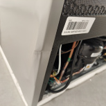 Mabe Frigobar RMF0411PYMX0, 4 Pies Cúbicos, Acero Inoxidable ― tiene golpes en la carcasa inferior