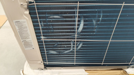 Samsung Aire Acondicionado AR18BSHCMWK/AX, 18000 BTU/h, 1.630W, Frío/Calor, Blanco ― tiene algunos golpes en el costado, pero no afectan su funcionalidad.