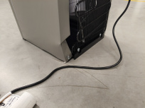 Whirlpool Dispensador de Agua WK5915BD, 19 Litros, Negro/Gris ― Tiene golpe en esquina trasera que afecta estabilidad, la  puerta no cierra bien; requiere ajuste antes de cerrar.