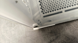 Computadora Gamer Xtreme PC Gaming XTBRI932GB5060TPW, Intel Core i9-14900KF, NVIDIA GeForce RTX 5060, 32GB, 1TB SSD, Wi-Fi, Windows 11 Prueba ― Daño en un poste de tornillo y esquinas traseras de tapa lateral metálica;