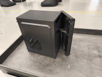 Computadora Xtreme PC Gaming CM-05139, AMD Ryzen 5 3400G, 16GB, 500GB SSD, Wi-Fi, Windows 10 Prueba ― tiene los postes de la tapa frontal quebrados