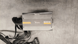 Fuente de Poder Xzeal XZPS500B 80 PLUS Bronze ATX, 24-pin ATX, 120mm, 500W ― Tiene un golpe en una esquina, pero es completamente funcional.