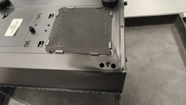 Computadora Gamer Yeyian Ventle, AMD Ryzen 5 5600X, NVIDIA GeForce RTX 5050, 32GB, 1TB SSD, Windows 10 Prueba ― El equipo funciona bien, pero un golpe quebró una pata inferior, dejando el gabinete inclinado.