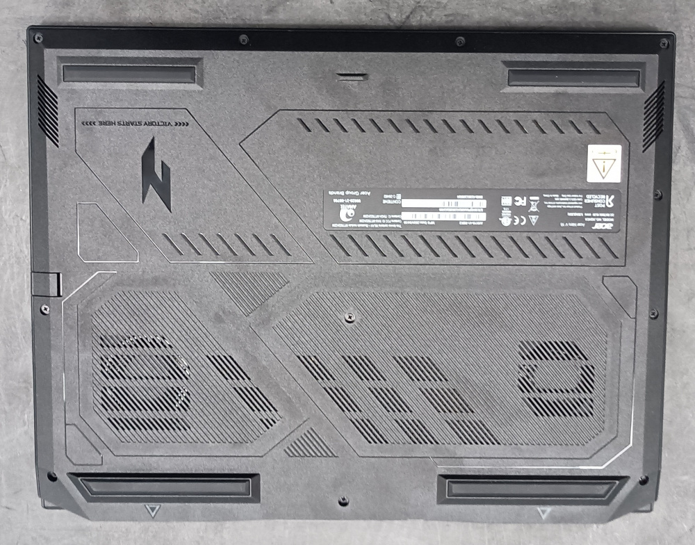 Laptop Gamer Acer Nitro V 16 16" 1920x1200 WUXGA, AMD Ryzen 7 8845HS, NVIDIA GeForce RTX 4060, 16GB, 1TB SSD, Windows 11 Home, Inglés ― Leves marcas en la tapa.