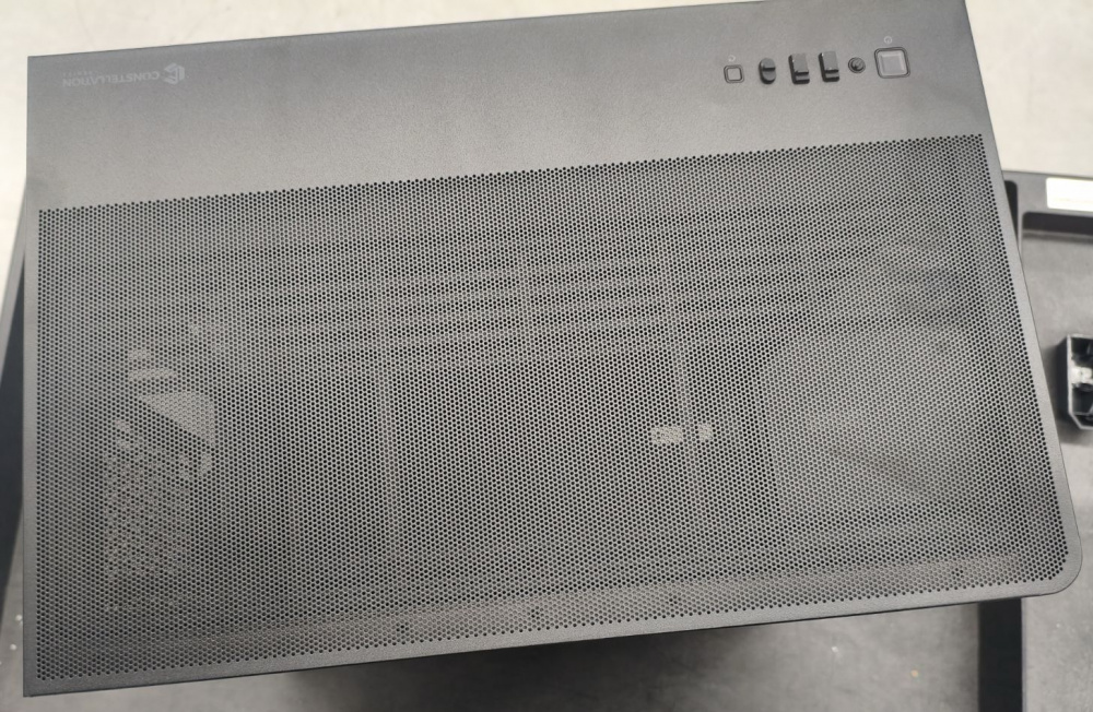 Gabinete Antec C8 Curve Wood, Full Tower, ATX/EATX/Micro-ATX/Mini-ITX, USB 3.0, sin Fuente, sin Ventiladores Instalados, Negro ― El equipo cuenta con una pata rota y marcas de un golpe en la zona.