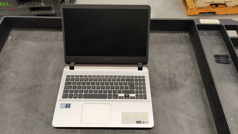 Laptop ASUS VivoBook A507UA 15.6" 1366x768 HD, Intel Core i3-7020U, 4GB, 1TB, Windows 10 Pro, Español ― Equipo de trabajo utilizado en oficina, con datalles esteticos.