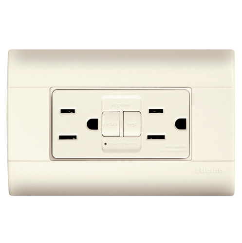 Bticino Tomacorriente con ICFTl E6028GFG6, 2 Enchufes, 125V, 15A, Crema