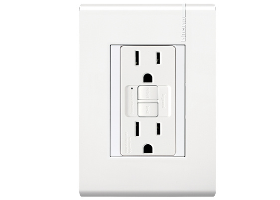 Bticino Tomacorriente E6028GFG6PTL, 2 Enchufes, 127 - 250V, 26A, Blanco