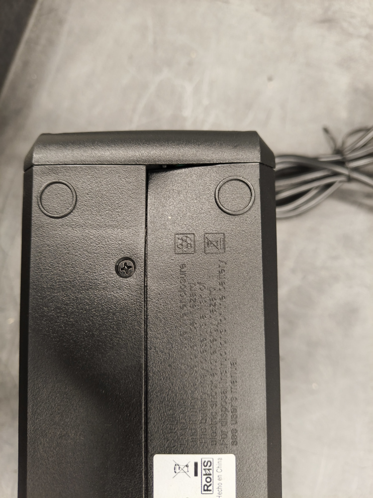 No Break CyberPower UT1000GU Línea Interactiva, 500W, 1.000VA, Entrada 86V - 148V, Salida 110V - 130V, 8 Salidas ― Tiene un golpe que doblo  la parte de abajo del  producto