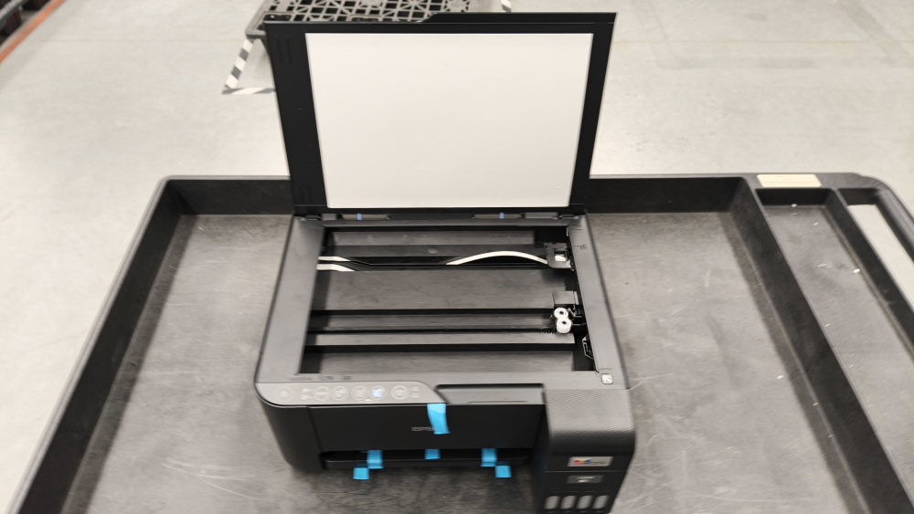 Multifuncional Epson EcoTank L3250, Color, Inyección de Tinta, Tanque de Tinta, Inalámbrico, Print/Copy/Scan ― no tiene el cristal del escaner.