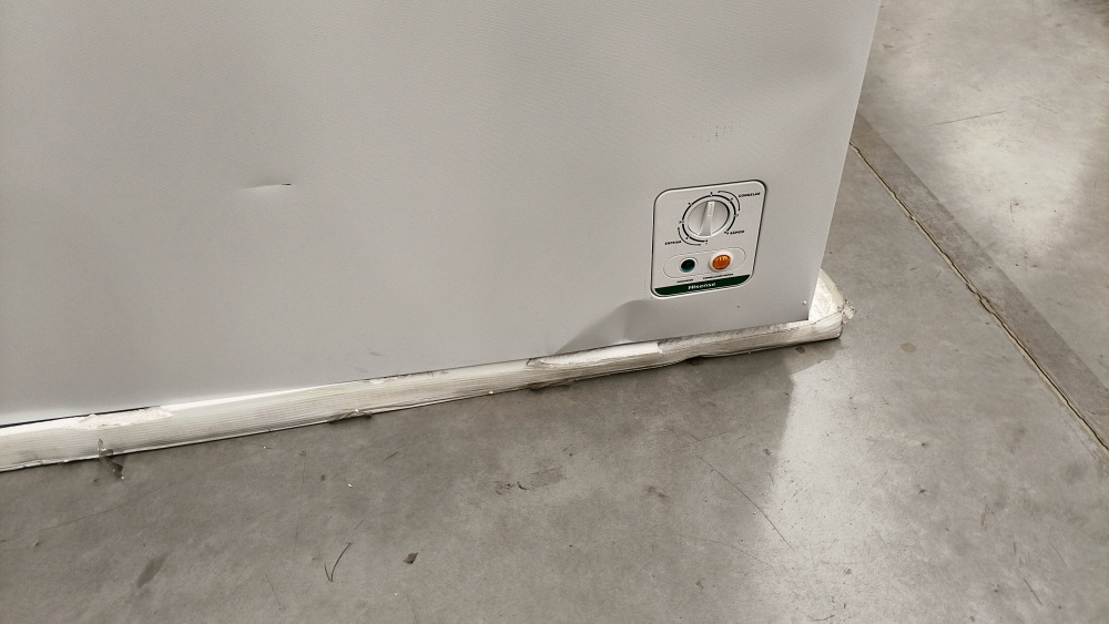 Hisense Congelador FC11D6BWX1, 295 Litros ― tiene varios golpes en el exterior pero no afecta el funcionamiento