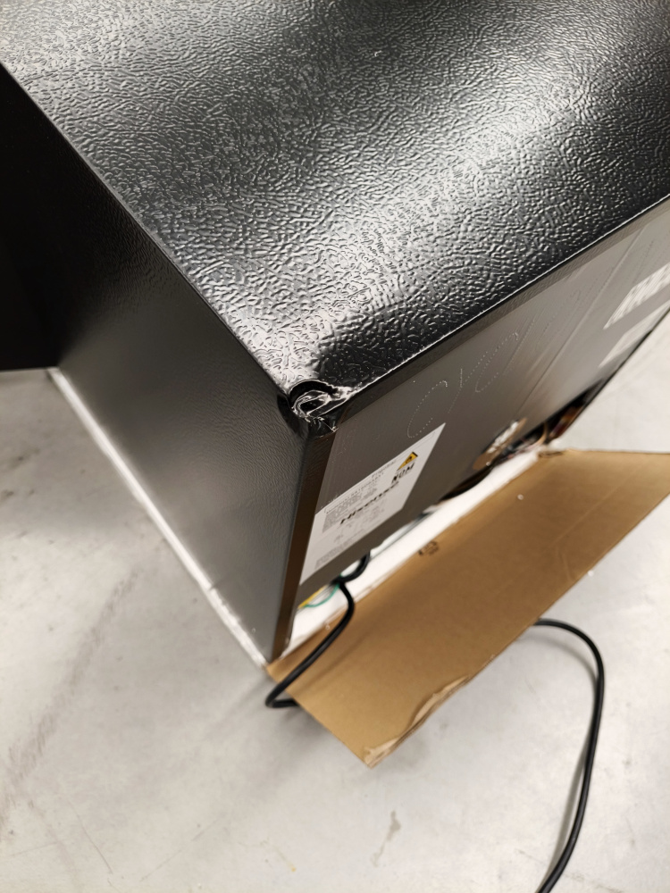 Hisense Frigobar RR16D6ABX1, 1.6 Pies Cúbicos, Negro ― tiene un golpe en una de las esquinas superiores