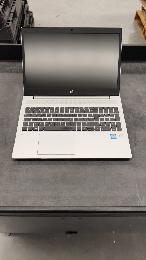 Laptop Gamer HP ProBook 450 G6 15.6" 1366x768 HD, Intel Core i5-8265U, NVIDIA GeForce MX130, 8GB, 1TB, Windows 10 Pro, Español ― Equipo de trabajo utilizado en oficina, con datalles esteticos.