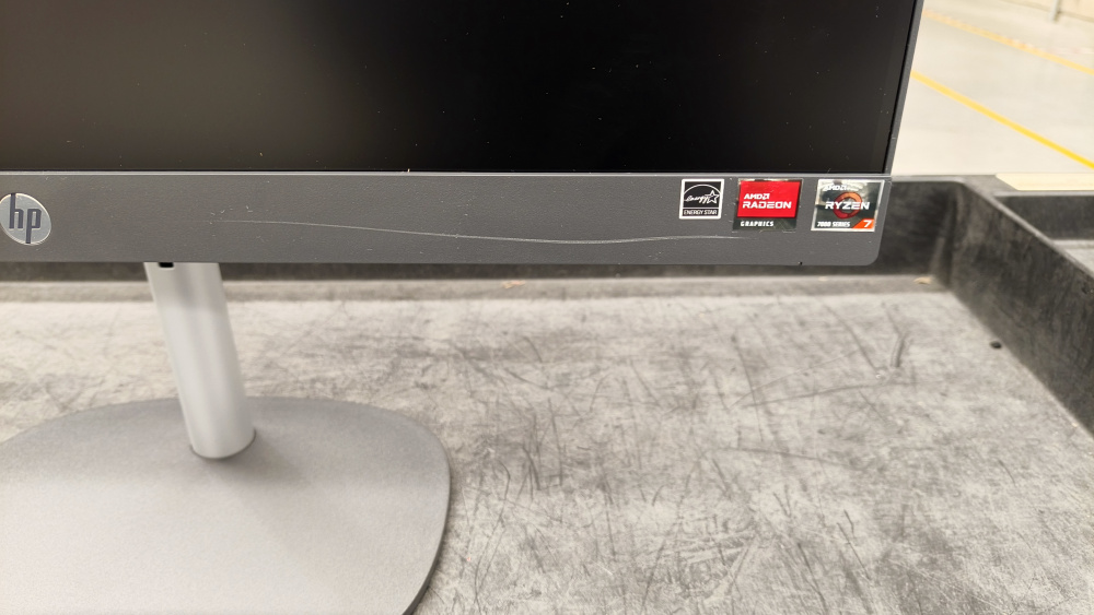 HP ProOne 245 G10 All-in-One 23.8", AMD Ryzen 7 PRO 7730U, 16GB, 512GB SSD, Windows 11 Home ― Tiene un rayon en el marco