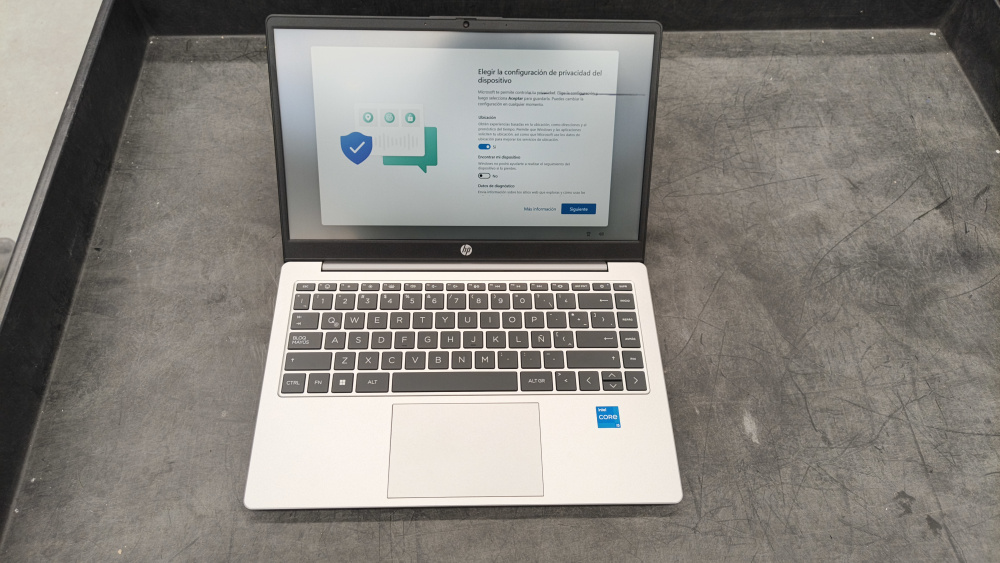 Laptop HP 240 G10 AL2Q5LT, 14" 1920x1080 Full HD, Intel Core i5-1335U, 8GB, 512GB SSD, Windows 11 Home, Español ― El equipo presenta líneas horizontales en un costado de la pantalla, causadas por presión.