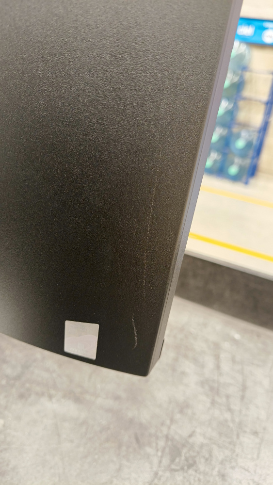 HP Prostudio 4 All-in-One 23.8", Intel Core Ultra 7 265T, 16GB, 512GB SSD, Windows 11 Pro ― Tiene detalles esteticos.