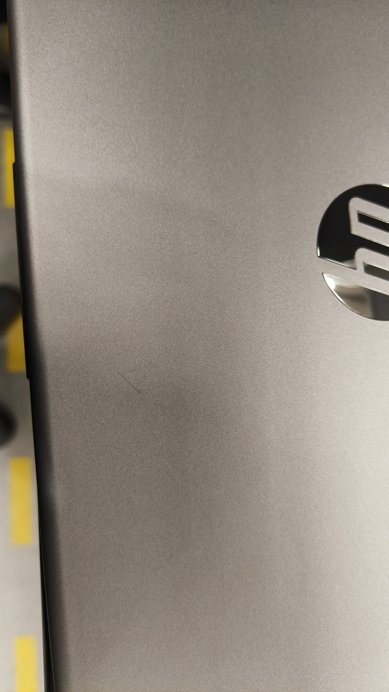 Laptop HP 240R, 14" 1920x1080 Full HD, Intel Core 5 120U, 24GB, 512GB SSD, Windows 11 Home, Español ― tiene un rayon sobre la tapa superior.