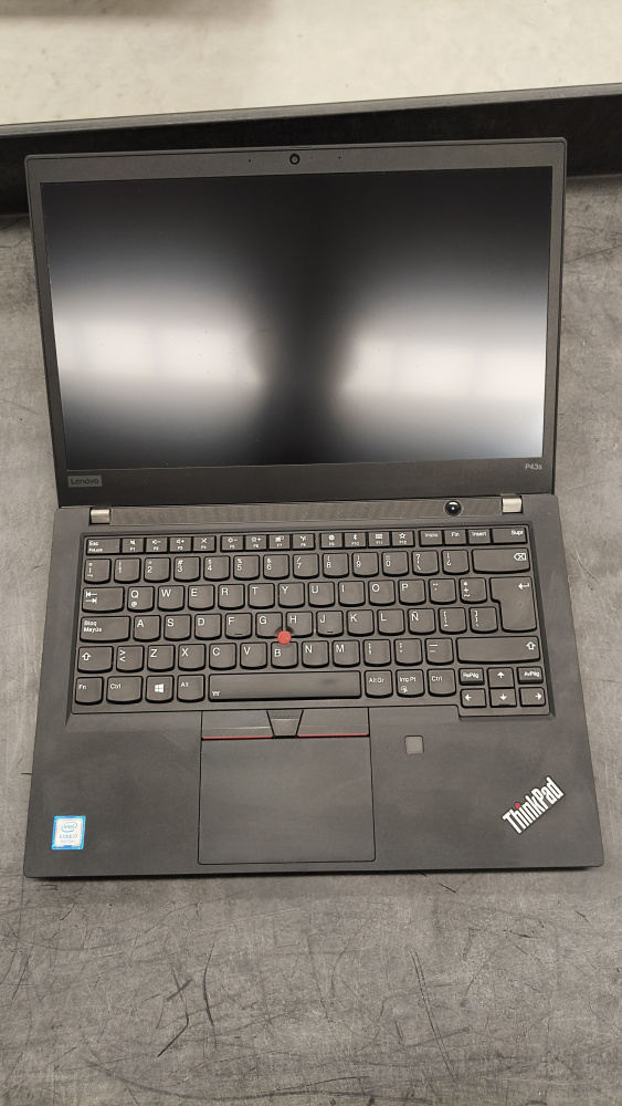 Laptop Lenovo ThinkPad P43s 14" 1920x1080 Full HD, Intel Core i7-8565U, NVIDIA Quadro P520, 16GB, 512GB SSD, Windows 10 Pro, Español ― Equipo de trabajo utilizado en oficina, con datalles esteticos.