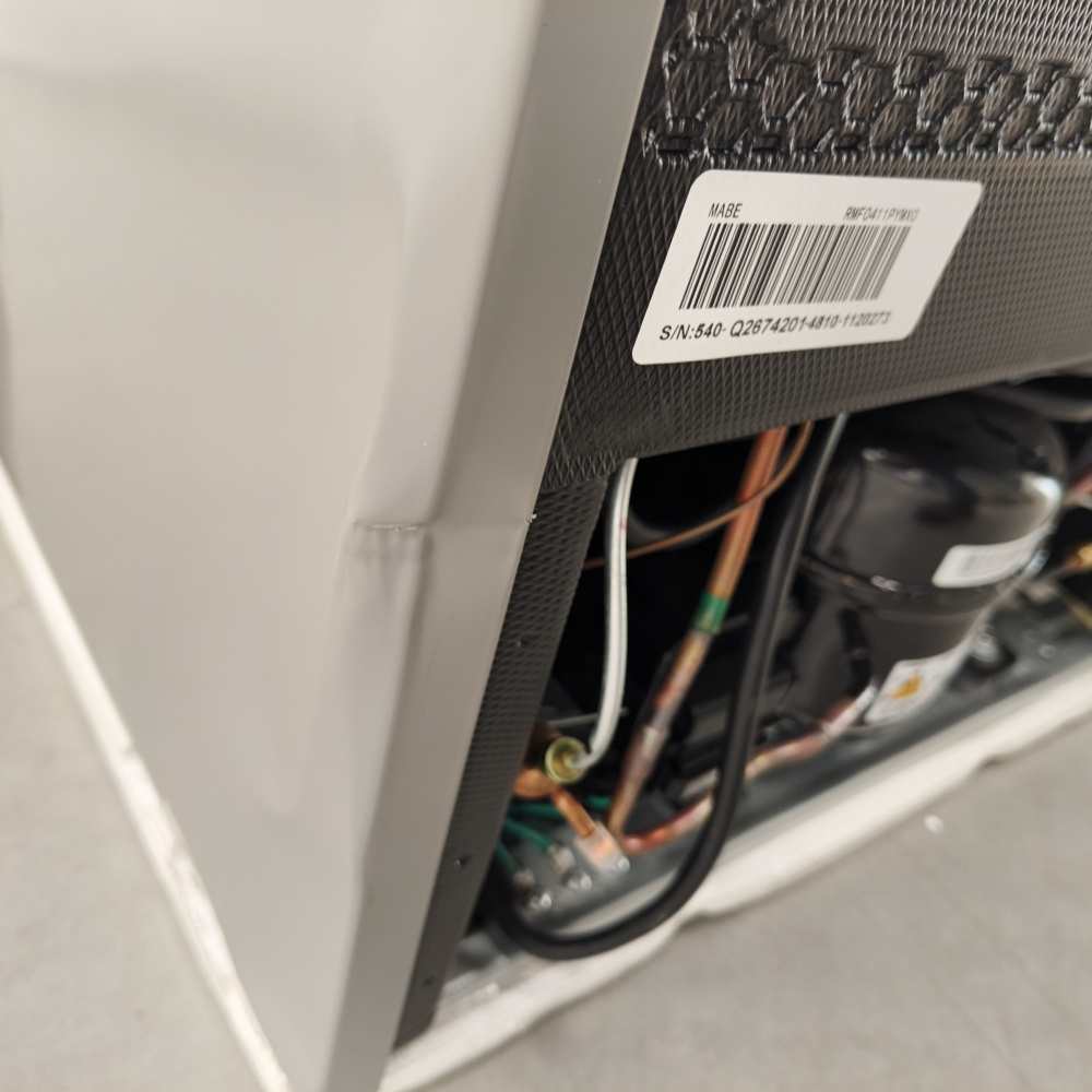 Mabe Frigobar RMF0411PYMX0, 4 Pies Cúbicos, Acero Inoxidable ― tiene golpes en la carcasa inferior