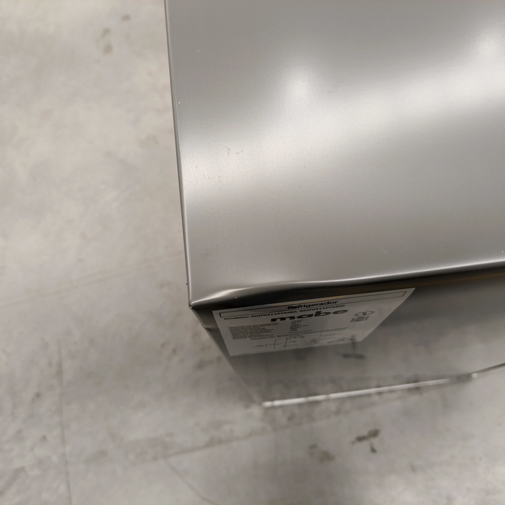 Mabe Frigobar RMF0411PYMX0, 4 Pies Cúbicos, Acero Inoxidable ― Esta golpeado en una esquina superior