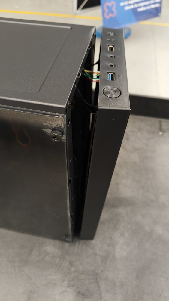 Computadora Powerbit PWBAMD-R3-3200G-8G-QCMT09, AMD Ryzen 3 3200G, 16GB, 512GB SSD, Windows 11 Home ― tiene los postes de la tapa frontal quebrados