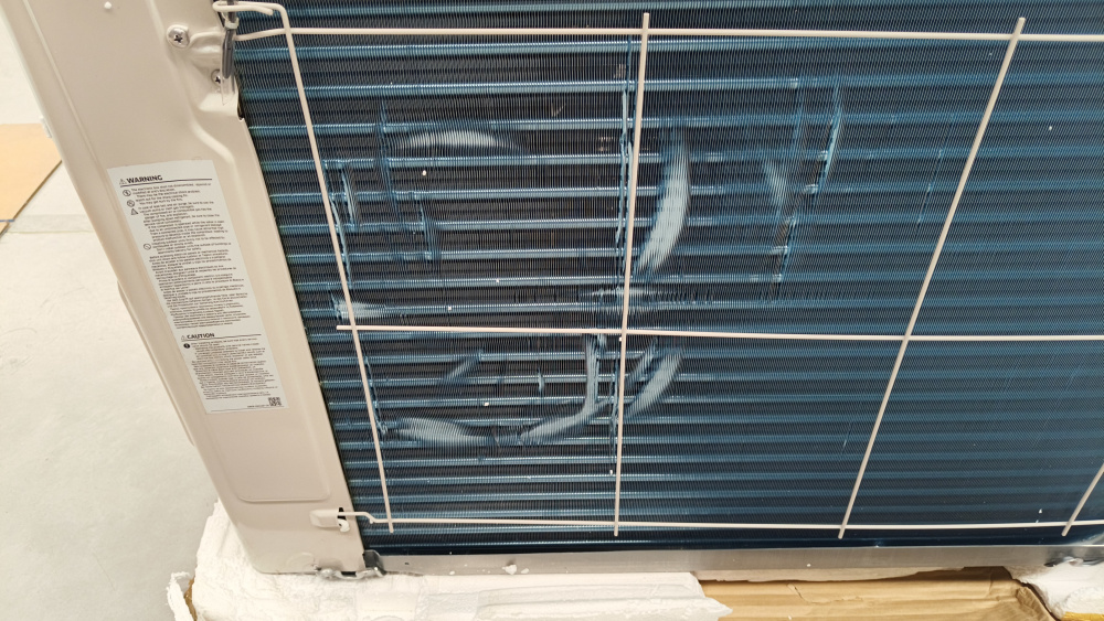 Samsung Aire Acondicionado AR18BSHCMWK/AX, 18000 BTU/h, 1.630W, Frío/Calor, Blanco ― tiene algunos golpes en el costado, pero no afectan su funcionalidad.