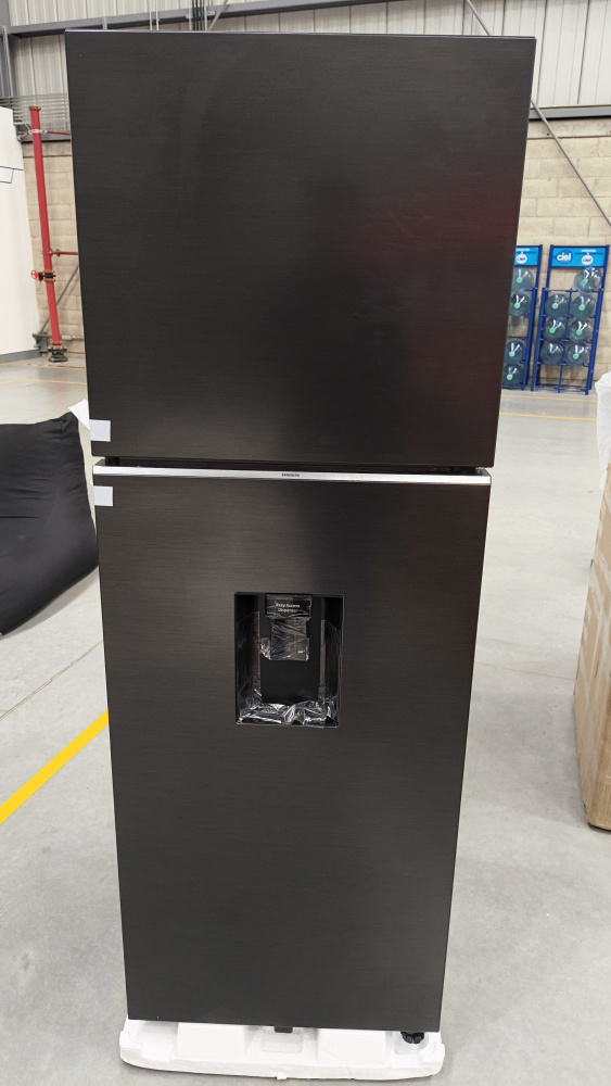 Samsung Refrigerador RT31DG5724B1EM, 11 Pies Cúbicos, Negro ― Tiene un raspón en un costado.