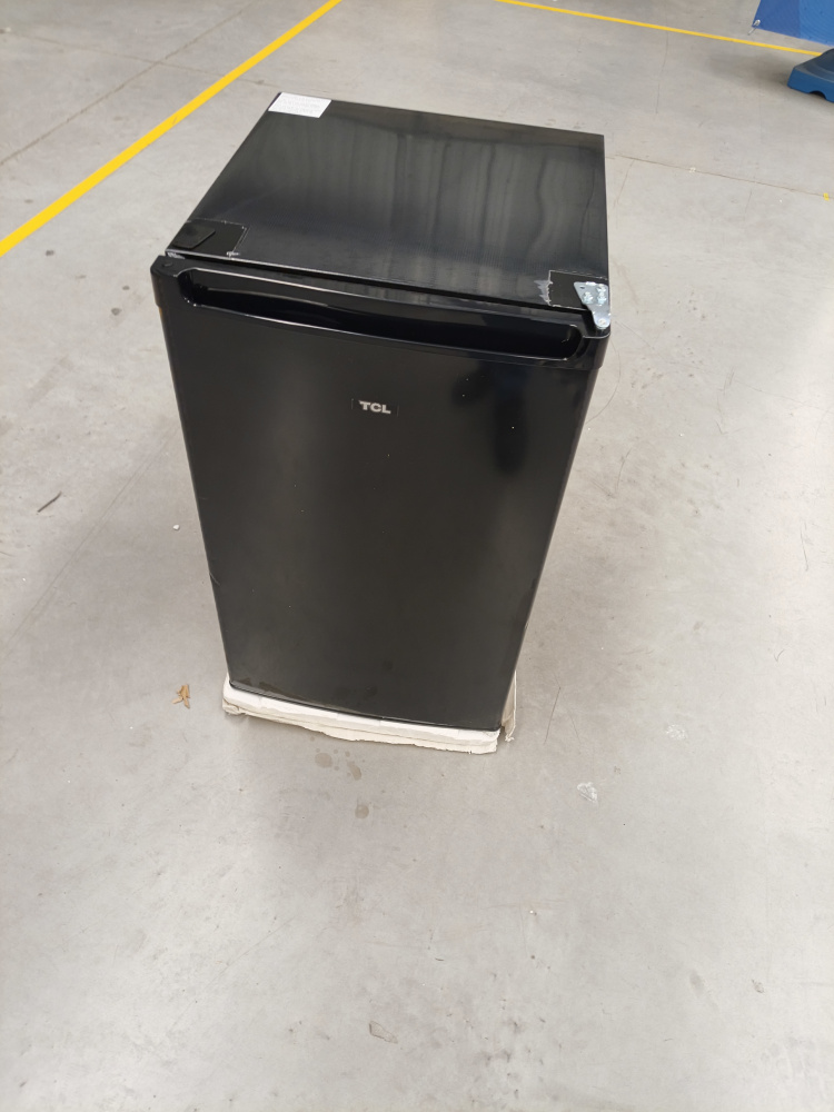 TCL Frigobar TSD44B, 4.4 Pies Cúbicos, Negro ― Tine varios golpes en el cuerpo, que no afectan su funcionalidad.
