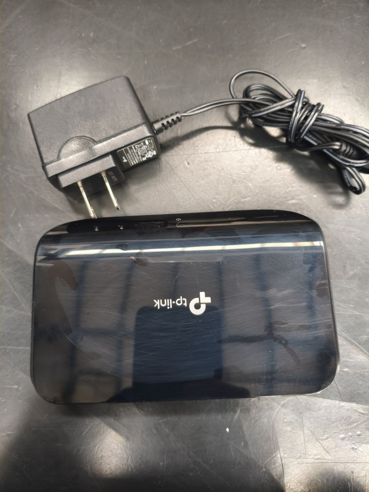 Switch TP-Link Gigabit Ethernet TL-SG1005D, 5 Puertos 10/100/1000Mbps, 16Gbit/s – No Administrable ― Equipo utilizado en oficina, con detalles de uso.