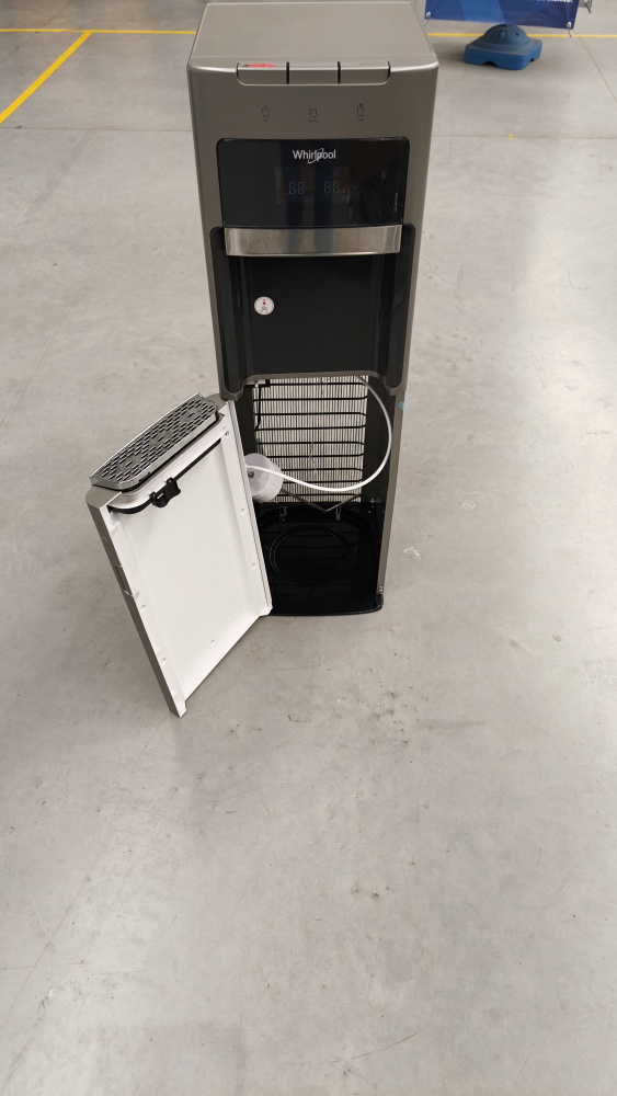 Whirlpool Dispensador de Agua WK5915BD, 19 Litros, Negro/Gris ― Golpe en la puerta; debe ajustarse antes de cerrar.