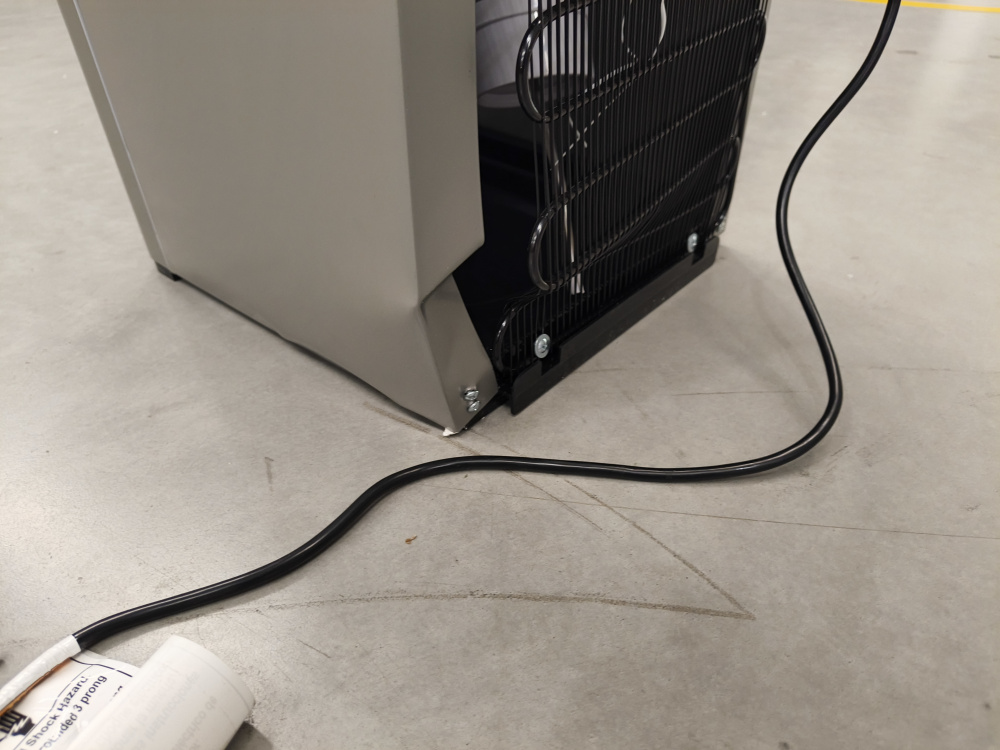 Whirlpool Dispensador de Agua WK5915BD, 19 Litros, Negro/Gris ― Tiene golpe en esquina trasera que afecta estabilidad, la  puerta no cierra bien; requiere ajuste antes de cerrar.