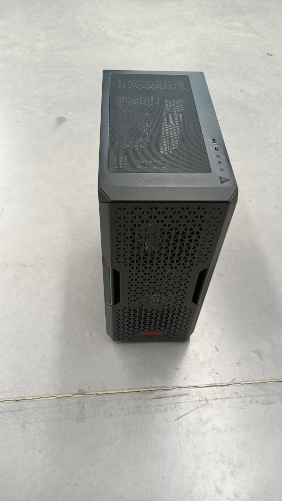 Gabinete XPG Starker Air, Midi-Tower, ATX/Micro-ATX/Mini-ITX, USB 3.0, sin Fuente, 2 Ventiladores Instalados, Negro ― El gabinete presenta leves detalles en las esquinas de la tapa de cristal y en el chasis.