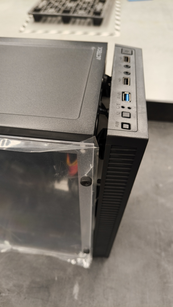 Computadora Xtreme PC Gaming FUJI Black, AMD Ryzen 7 5700G, 32GB, 1TB SSD, Wi-Fi, Windows 10 Prueba ― Varios golpes en la parte trasera y esquinas superiores; postes del panel frontal quebrados.