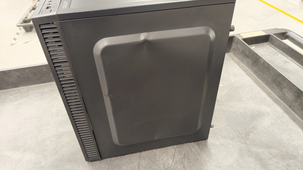 Computadora Xtreme PC Gaming FUJI Black, AMD Ryzen 7 5700G, 32GB, 1TB SSD, Wi-Fi, Windows 10 Prueba ― Golpes en tapa y lateral de metal; postes de tapa frontal quebrados.