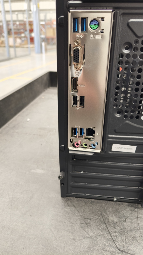 Computadora Xtreme PC Gaming FUJI Black, AMD Ryzen 7 5700G, 32GB, 1TB SSD, Wi-Fi, Windows 10 Prueba ― Daño en gabinete y placa de fijación de tarjeta madre; está desprendida, pero funciona bien.