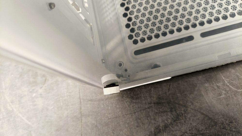 Computadora Gamer Xtreme PC Gaming XTBRI932GB5060TPW, Intel Core i9-14900KF, NVIDIA GeForce RTX 5060, 32GB, 1TB SSD, Wi-Fi, Windows 11 Prueba ― Daño en un poste de tornillo y esquinas traseras de tapa lateral metálica;