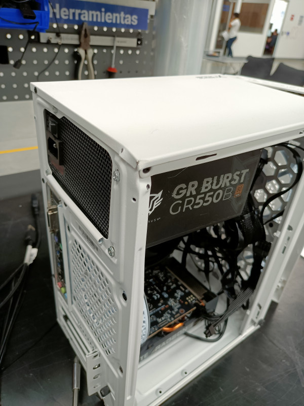 Computadora Gamer Xtreme PC Gaming CM-05704, AMD Ryzen 5 5500, AMD Radeon RX 6500 XT, 16GB, 1TB SSD, Wi-Fi, Windows 10 Prueba ― Golpes en gabinete